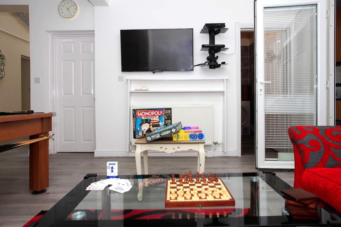 Luxury Hot Tub Entertainment Room Central Park Peterborough Exterior foto